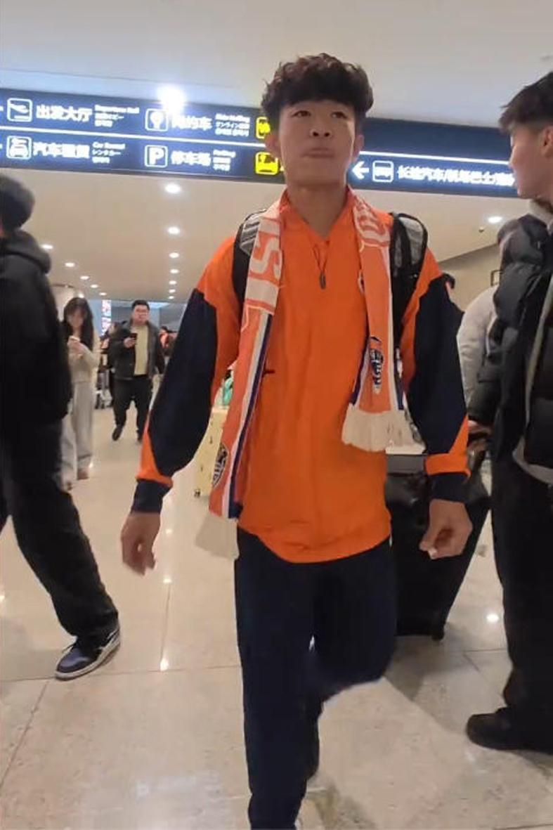 kaiyun-2026中超新老传承超燃!邝兆镭等6小妖谁先首秀?7名37岁老将坚守