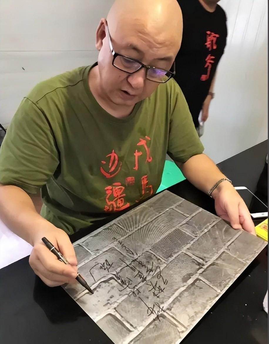 开云-放弃副市长跑去捡破烂，如今身无分文，却成了四川的骄傲
